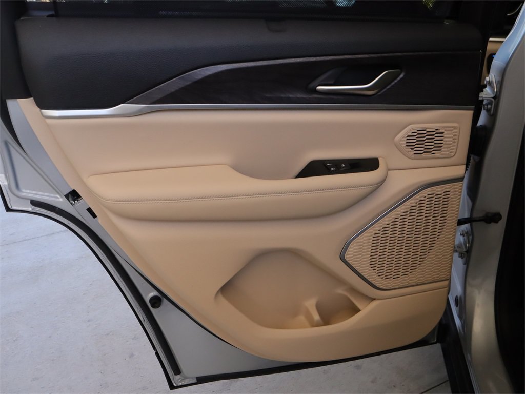 New 2023 Jeep Grand Cherokee Overland w/ Rear Seat Video Group I RWD image 28