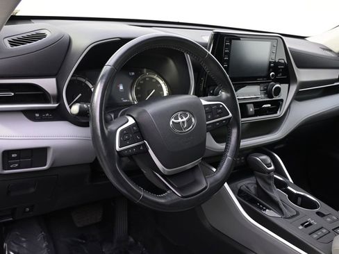 Used 2022 Toyota Highlander XLE image 11
