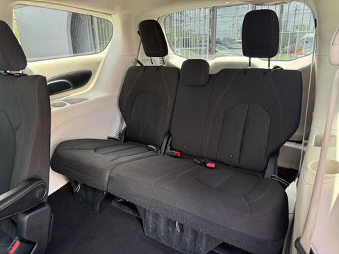 Used 2017 Chrysler Pacifica Touring image 14