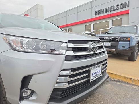 Used 2019 Toyota Highlander Limited Platinum AWD/4WD image 4