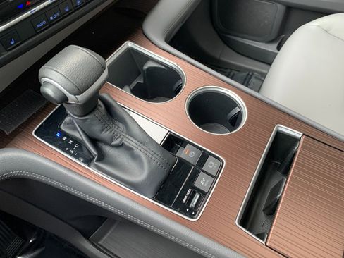 Used 2022 Toyota Sienna XLE image 18