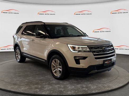 Used 2018 Ford Explorer XLT w/ Equipment Group 202A AWD/4WD image 5