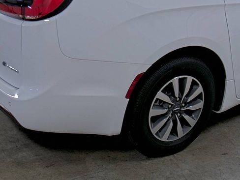 Used 2024 Chrysler Pacifica Select image 12