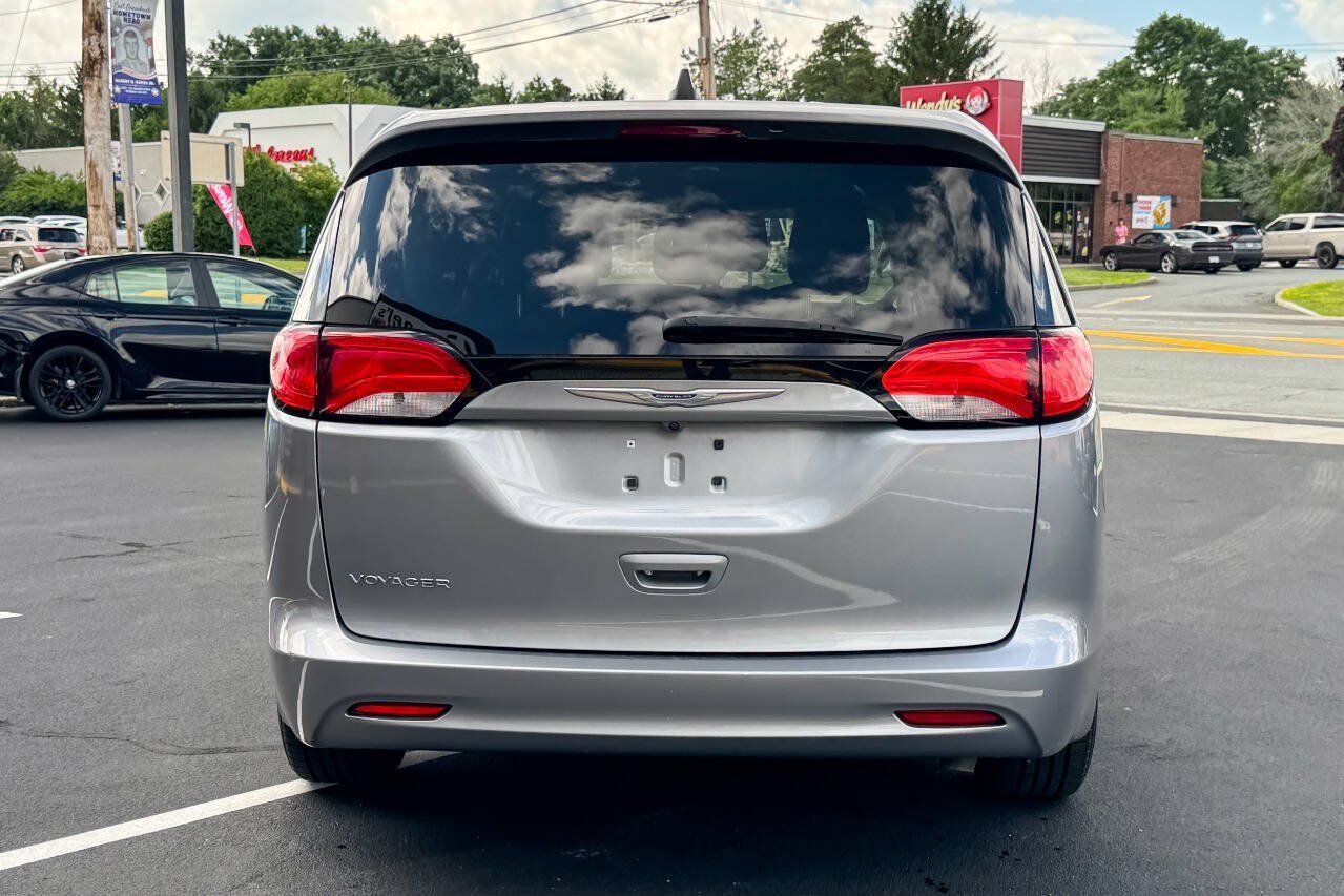 Used 2020 Chrysler Voyager L FWD image 5