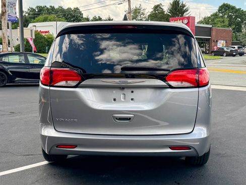 Used 2020 Chrysler Voyager L FWD image 5