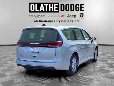 Used 2024 Chrysler Pacifica Touring-L FWD image 29