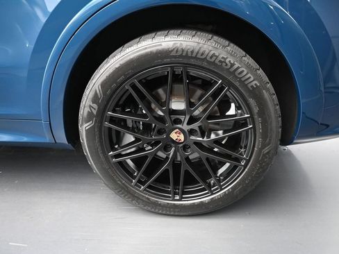 Certified 2025 Porsche Cayenne Coupe AWD/4WD image 9