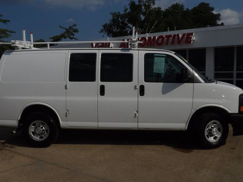 Used 2017 Chevrolet Express 2500 RWD image 2