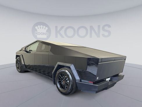 Used 2025 Tesla Cybertruck AWD Crew Cab image 4