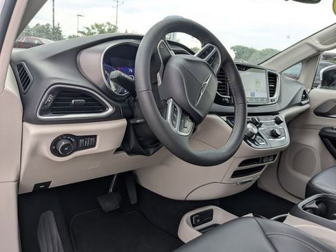 Used 2023 Chrysler Pacifica Touring-L FWD image 2