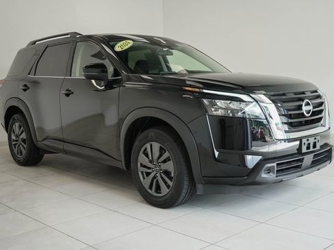 Used 2024 Nissan Pathfinder SV image 7