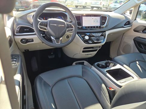 Used 2024 Chrysler Pacifica Touring-L image 16