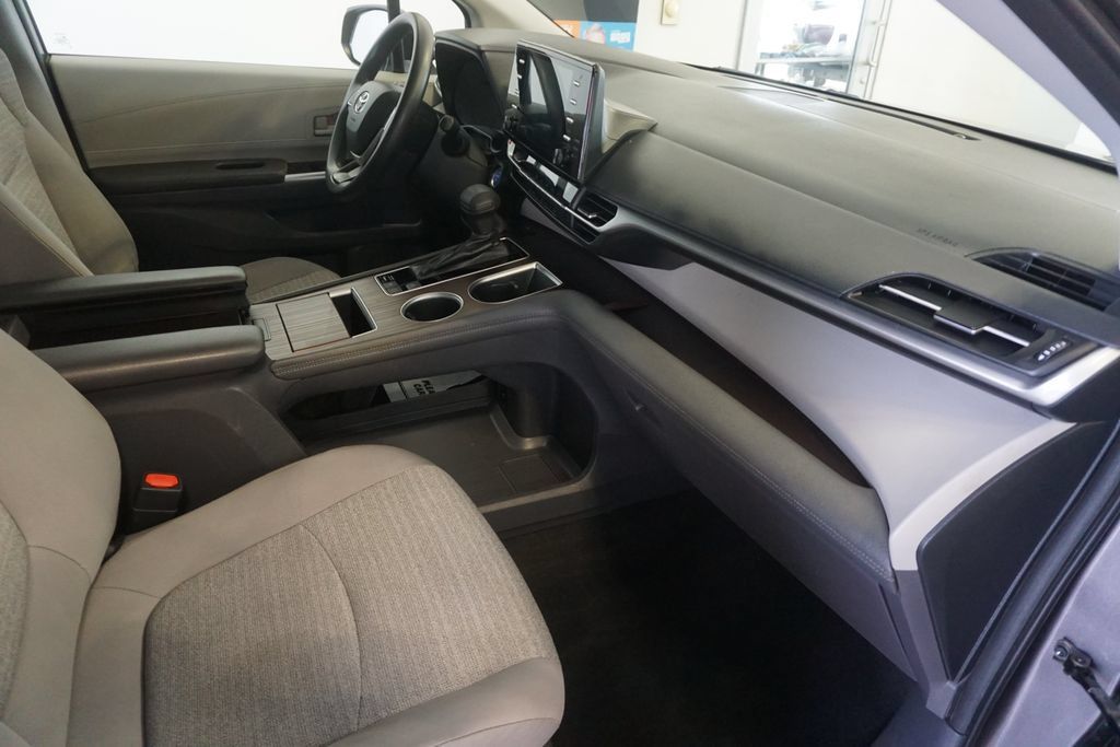 Certified 2021 Toyota Sienna LE FWD image 24