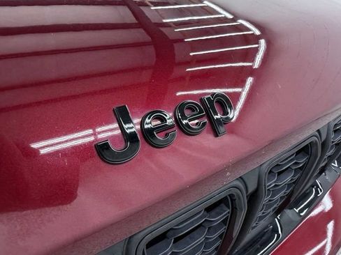 Used 2023 Jeep Grand Cherokee Altitude AWD/4WD image 11