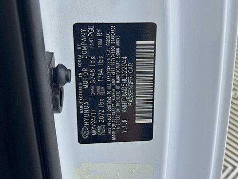 Used 2017 Hyundai Veloster Value Edition image 39