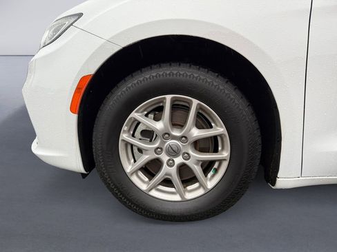Certified 2024 Chrysler Pacifica Touring-L image 11