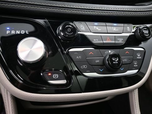 Used 2023 Chrysler Pacifica Limited image 33