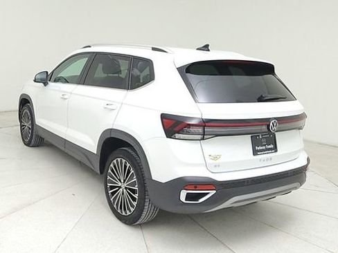 Used 2025 Volkswagen Taos SE image 7