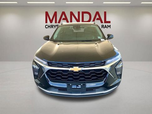 Used 2025 Chevrolet Trax LT w/ LT Convenience Package FWD image 3