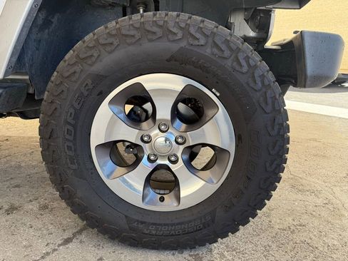 Used 2018 Jeep Wrangler Unlimited Sahara w/ Connectivity Group image 11