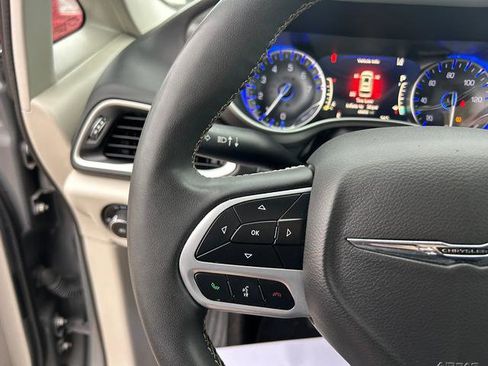 Certified 2022 Chrysler Pacifica Touring-L image 16