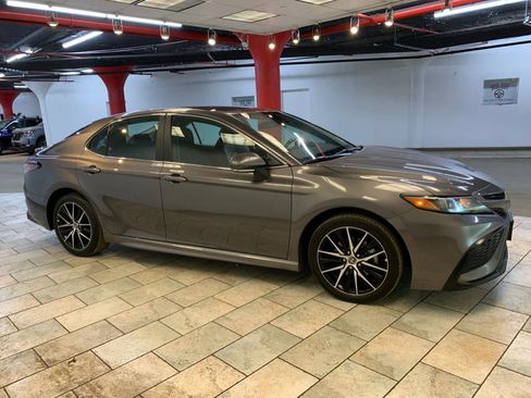 Used 2023 Toyota Camry SE image 9
