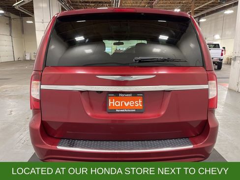 Used 2016 Chrysler Town & Country Touring w/ Driver Convenience Group FWD image 6