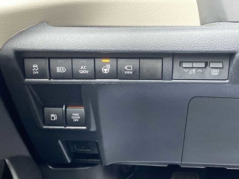 Used 2022 Toyota Sienna Platinum image 28