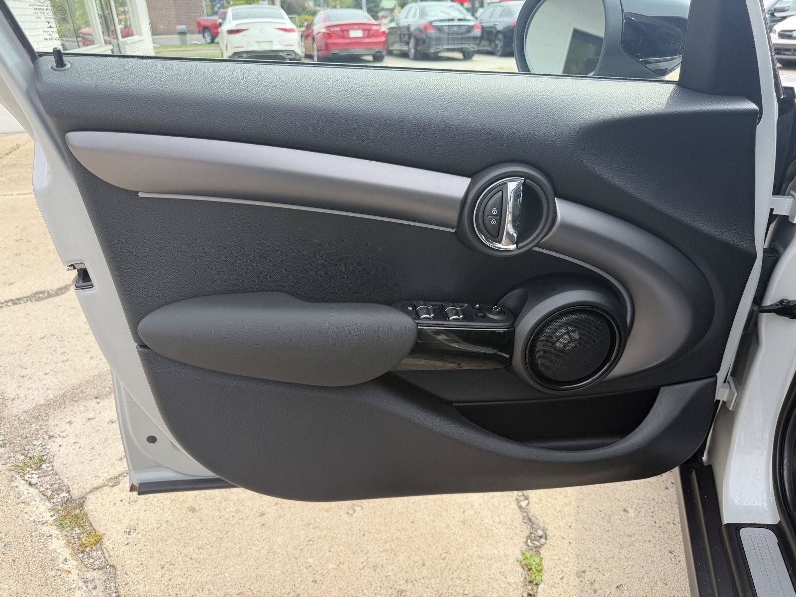 Used 2022 MINI Cooper 4-Door Hardtop w/ Premium Package FWD image 10