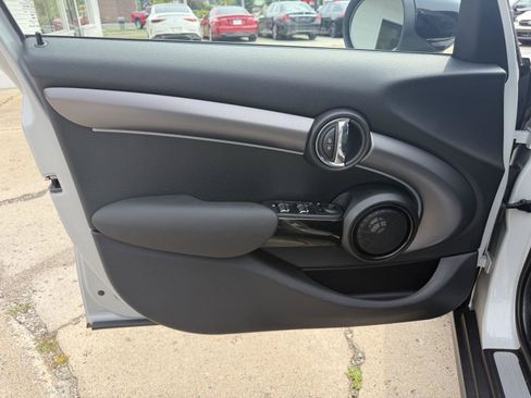 Used 2022 MINI Cooper 4-Door Hardtop w/ Premium Package FWD image 10