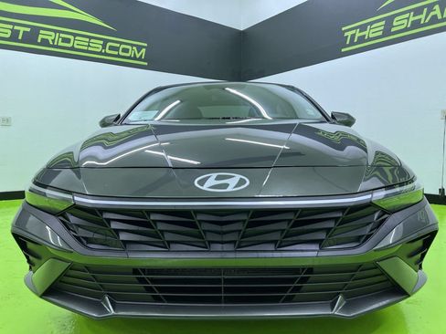 Used 2025 Hyundai Elantra SE FWD image 3