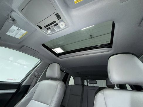 Used 2019 Toyota Highlander XLE AWD/4WD image 23