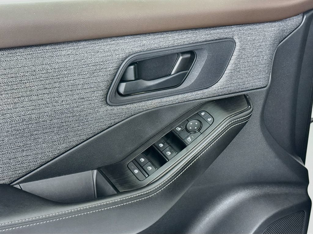 Used 2022 Nissan Rogue S AWD/4WD image 18