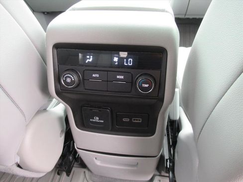 Used 2023 GMC Acadia SLT image 15