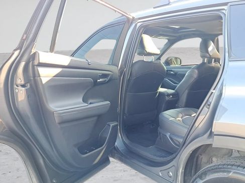 Used 2022 Toyota Highlander XSE AWD/4WD image 25
