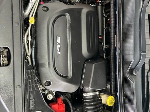 Used 2017 Chrysler Pacifica Touring-L image 8