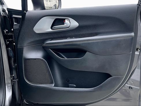 Used 2018 Chrysler Pacifica Limited w/ S Appearance Package FWD image 22