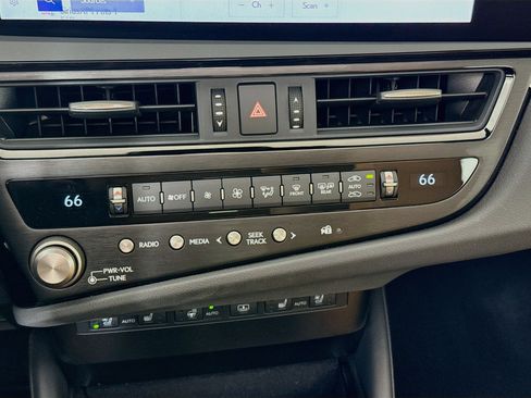 Used 2024 Lexus ES 300h w/ Accessory Package (Z2) FWD image 17