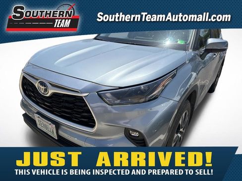 Used 2023 Toyota Highlander XLE AWD/4WD image 1
