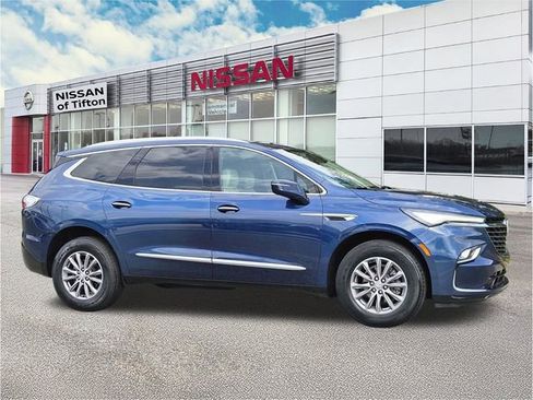 Used 2023 Buick Enclave Essence FWD image 3