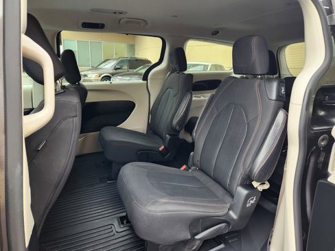 Used 2018 Chrysler Pacifica Touring Plus FWD image 11