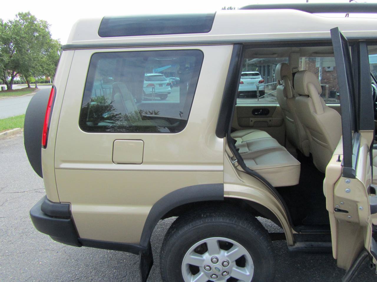 Used 2004 Land Rover Discovery S AWD/4WD image 25