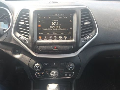 Used 2017 Jeep Cherokee Trailhawk AWD/4WD image 30