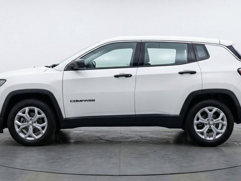 Used 2025 Jeep Compass Latitude AWD/4WD image 5