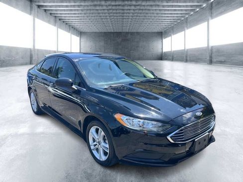 Used 2018 Ford Fusion SE FWD image 2