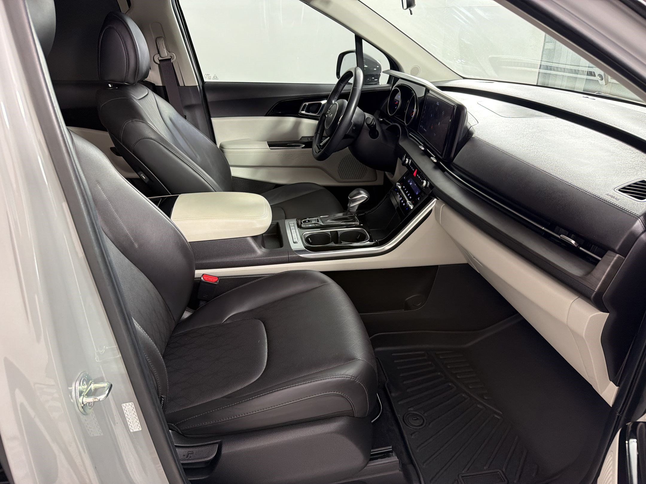 Used 2023 Kia Carnival EX FWD image 24