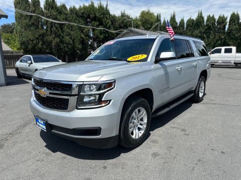 Used 2017 Chevrolet Suburban LT RWD image 3
