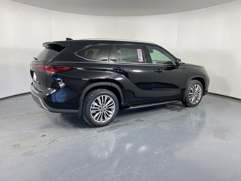 New 2026 Toyota Highlander Platinum image 4