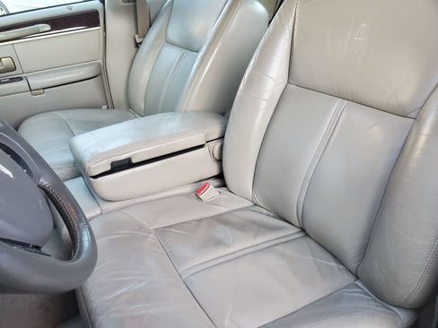 Used 2006 Lincoln Town Car Signature Limited image 16