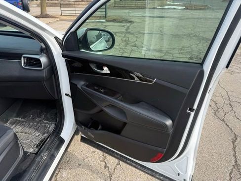 Used 2017 Kia Sorento LX w/ LX Convenience Package image 10